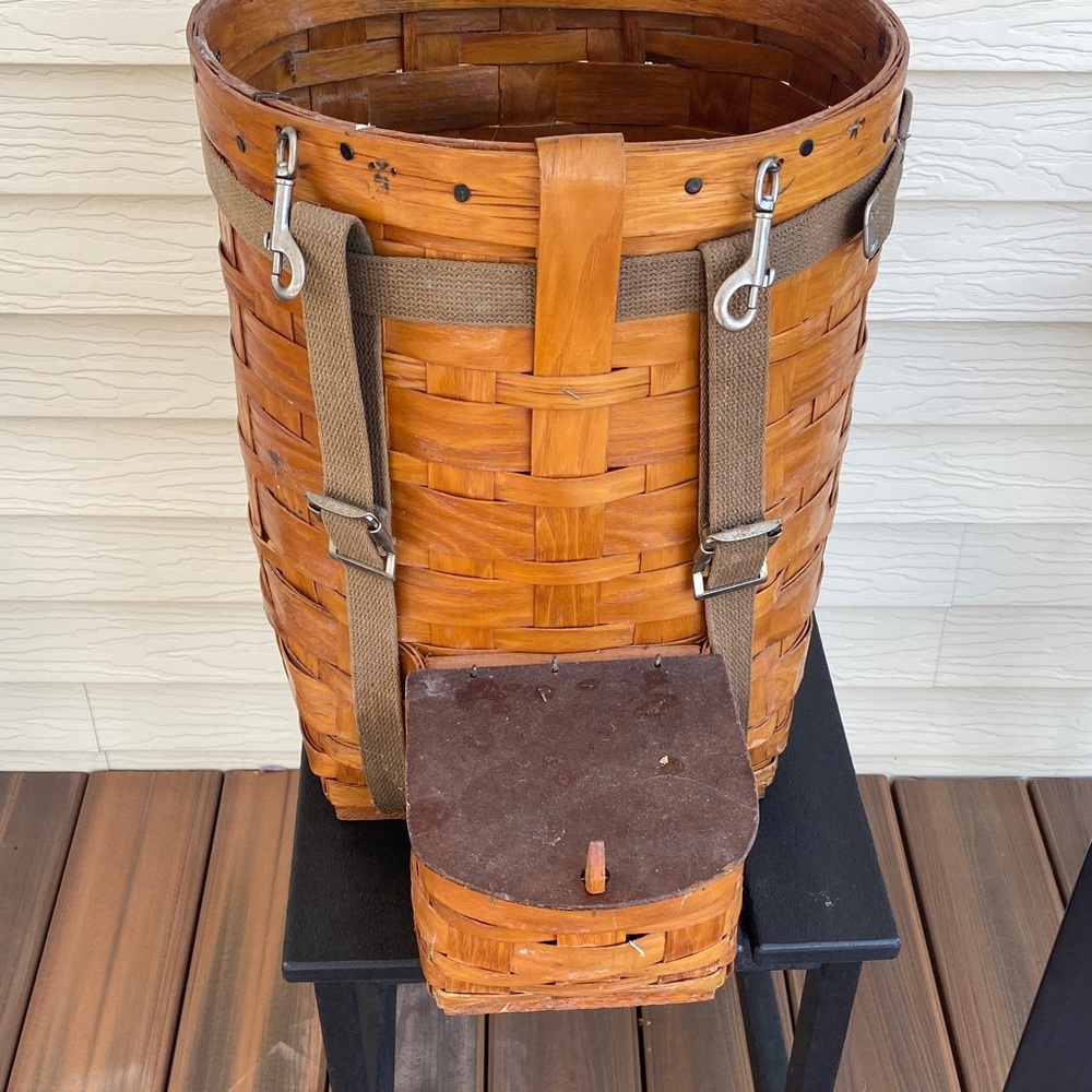 RARE VINTAGE TRAPPER BACKPACKS BASKET WITH FRONT POUCH